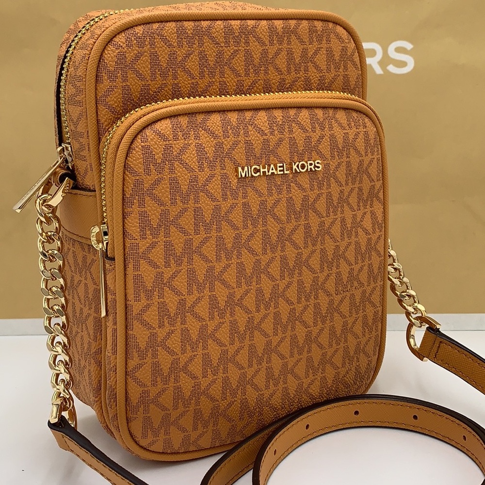 MICHAEL KORS
Jet Set Travel Medium Signature Logo Crossbody Bag
COLOR CIDER - Picture 2 of 16
